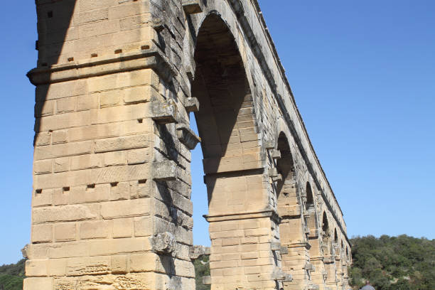 pont du gard, aqueduc romain antique en france - aqueduct roman ancient rome pont du gard photos et images de collection