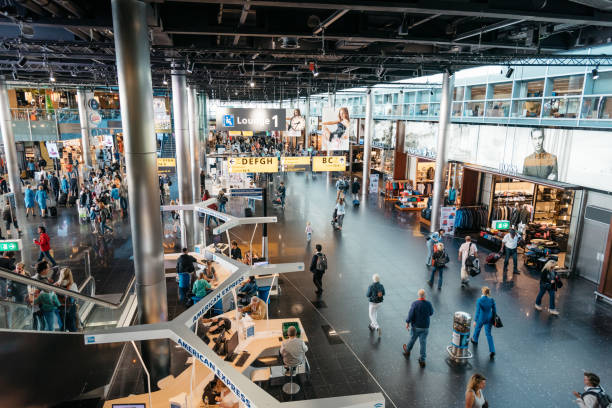 den flughafen schiphol. erhöhte ansicht. es ist der größte internationale flughafen der niederlande - amsterdam airport stock-fotos und bilder