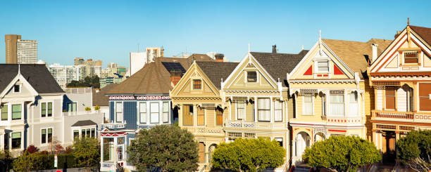 ペインテッド ・ レディースを備え、サンフランシスコ アラモ ・ スクエア パノラマ ビューの家します。 - roof row house house san francisco county ストックフォトと画像