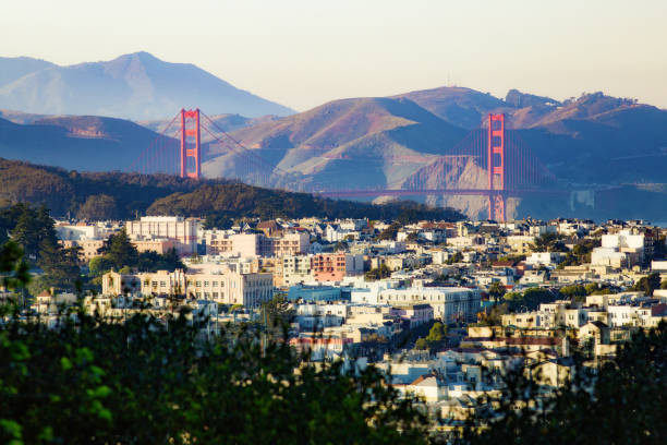 골든 게이트 브리지 석양에 샌 프란 시스 코 로렐와 프레 시 디오 하이츠 파노라마 - golden gate bridge panoramic san francisco county bridge 뉴스 사진 이미지