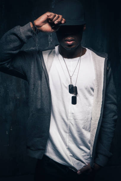 dangerous unrecognizable black rapper man - hip hop urban scene city life black imagens e fotografias de stock