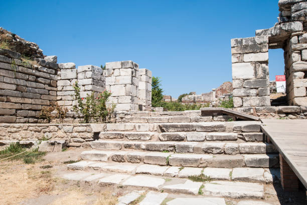 selcuk ruins saint johns grave - roman column arch pedestrian walkway imagens e fotografias de stock