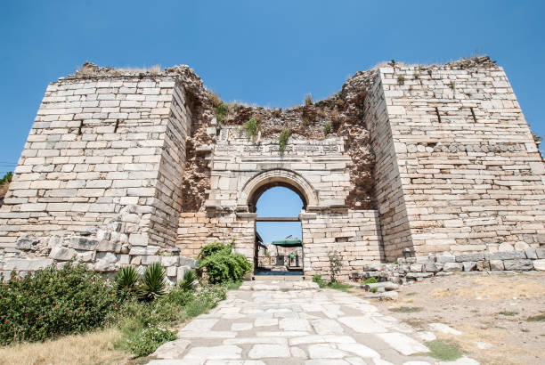 сельчук руины святой могилы джонса - roman column arch pedestrian walkway стоковые фото и изображения