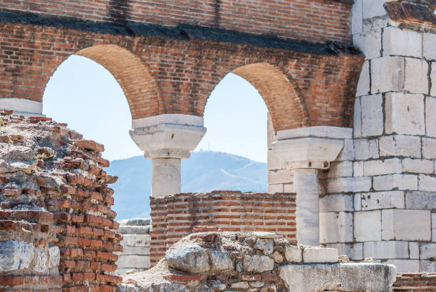 selcuk ruins saint johns grave - roman column arch pedestrian walkway imagens e fotografias de stock