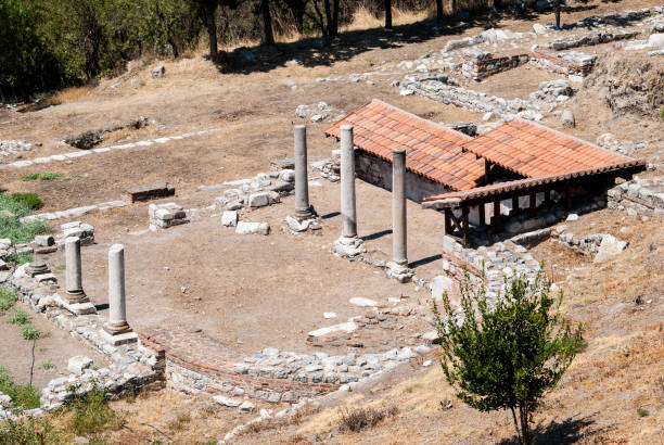 selcuk ruiny saint johns grób - roman column arch pedestrian walkway zdjęcia i obrazy z banku zdjęć