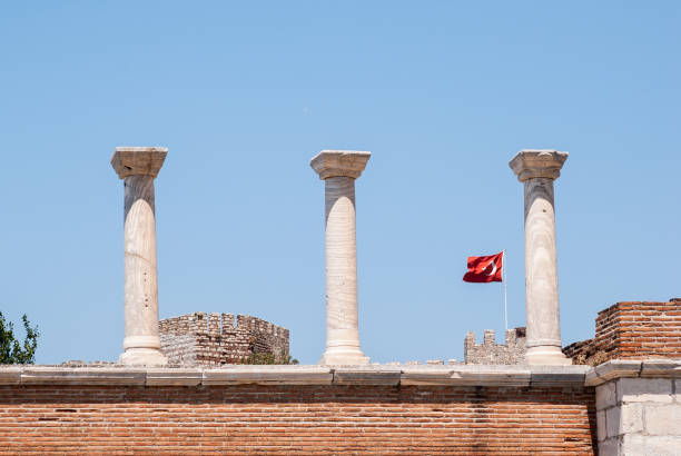 selcuk ruins saint johns grave - roman column arch pedestrian walkway imagens e fotografias de stock