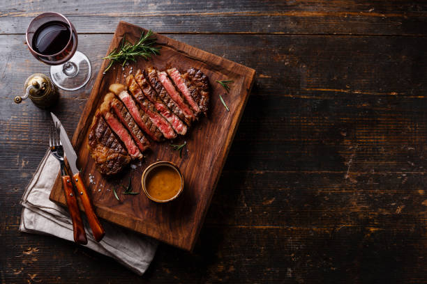 grilled sliced steak rib eye with pepper sauce - steak meat barbecue grilled imagens e fotografias de stock