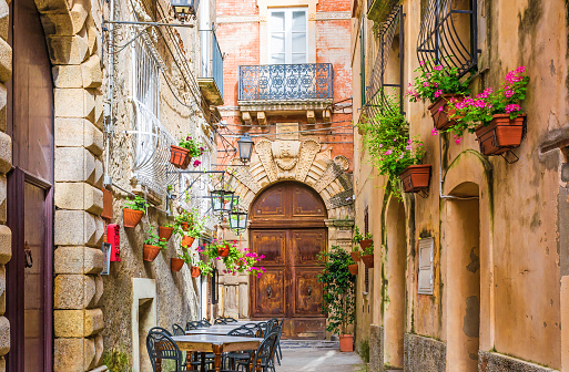 Cafe mesas y sillas exterior en calle antiguo acogedor en la ciudad de Positano, Italia photo