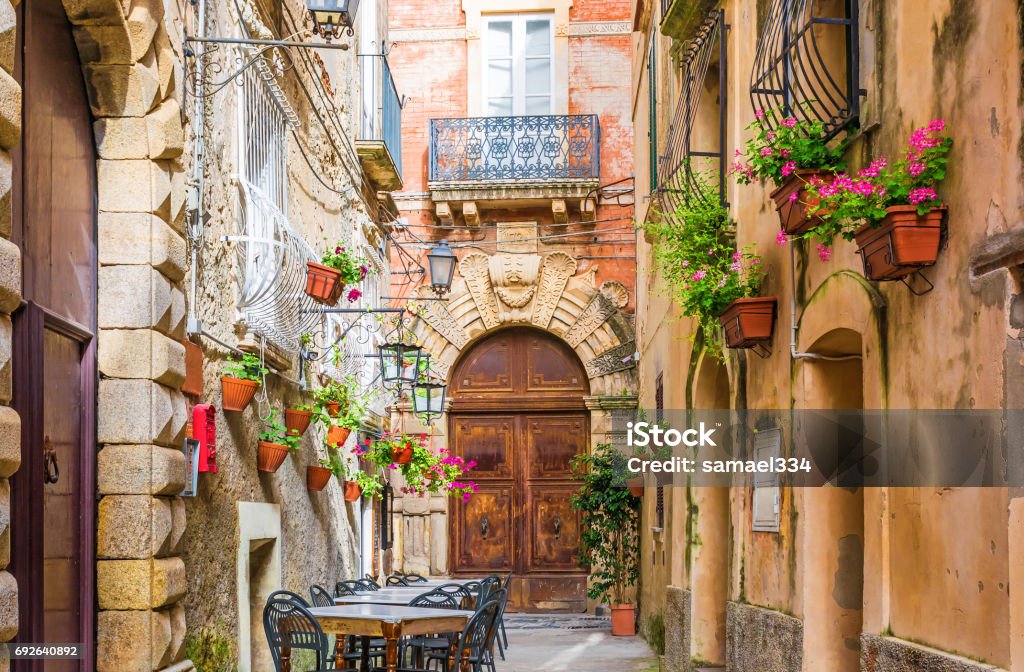 Cafe tables et chaises à l’extérieur dans vieux douillet rue dans la ville de Positano, Italie - Photo de Italie libre de droits