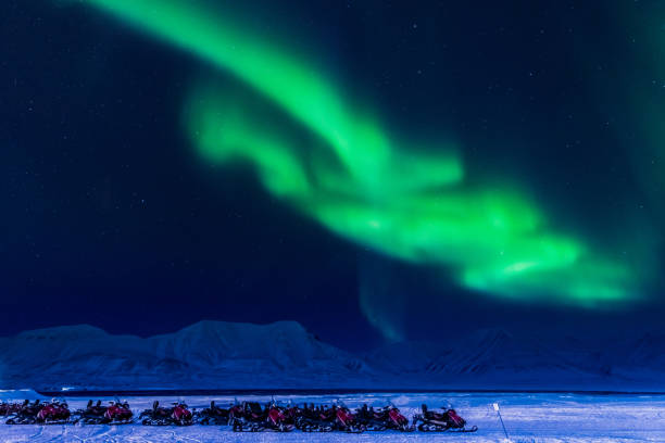 luces polares del norte en las montañas de svalbard, longyearbyen, wallpaper de spitsbergen, noruega - tromso fjord winter mountain fotografías e imágenes de stock