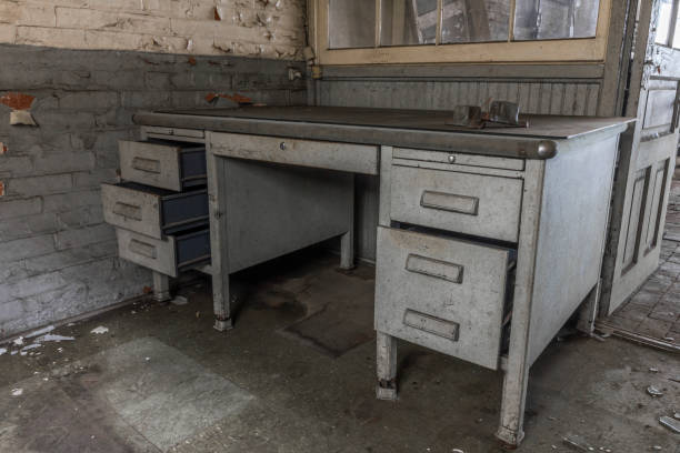 пустой стол на заброшенной фабрике - furniture office old warehouse стоковые фото и изображения