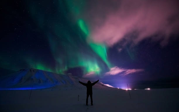 polar northern lights in the mountains of svalbard, longyearbyen, spitsbergen, norway - tromso fjord winter mountain imagens e fotografias de stock