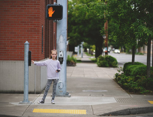 preteen meisje: crosswalk veiligheid - voetgangersstoplicht stockfoto's en -beelden