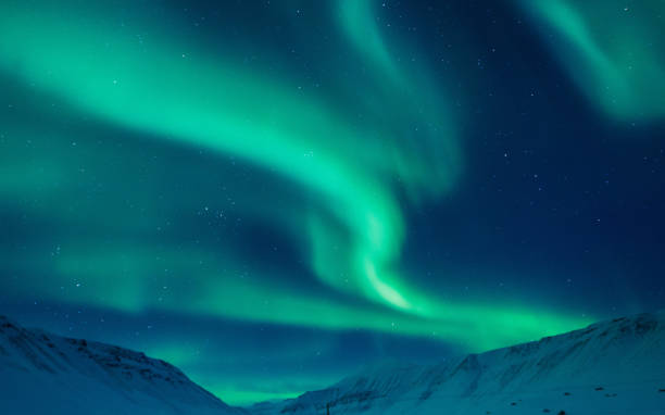 polar northern lights in the mountains of svalbard, longyearbyen, spitsbergen, norway - tromso fjord winter mountain imagens e fotografias de stock