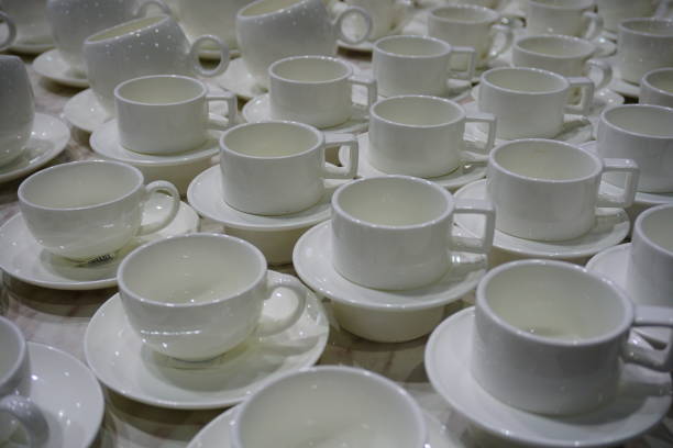 group of empty coffee cups.many rows of white cup - banquet table set restaurant imagens e fotografias de stock