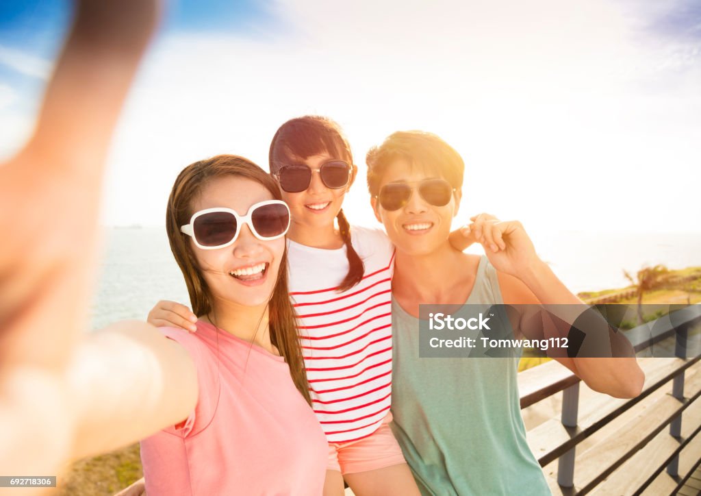 selfie feliz teniendo familia en vacaciones de verano - Foto de stock de Familia libre de derechos