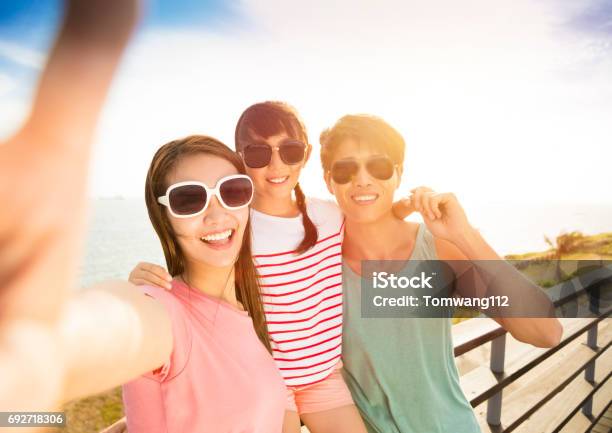 Selfie Feliz Teniendo Familia En Vacaciones De Verano Foto de stock y más banco de imágenes de Familia