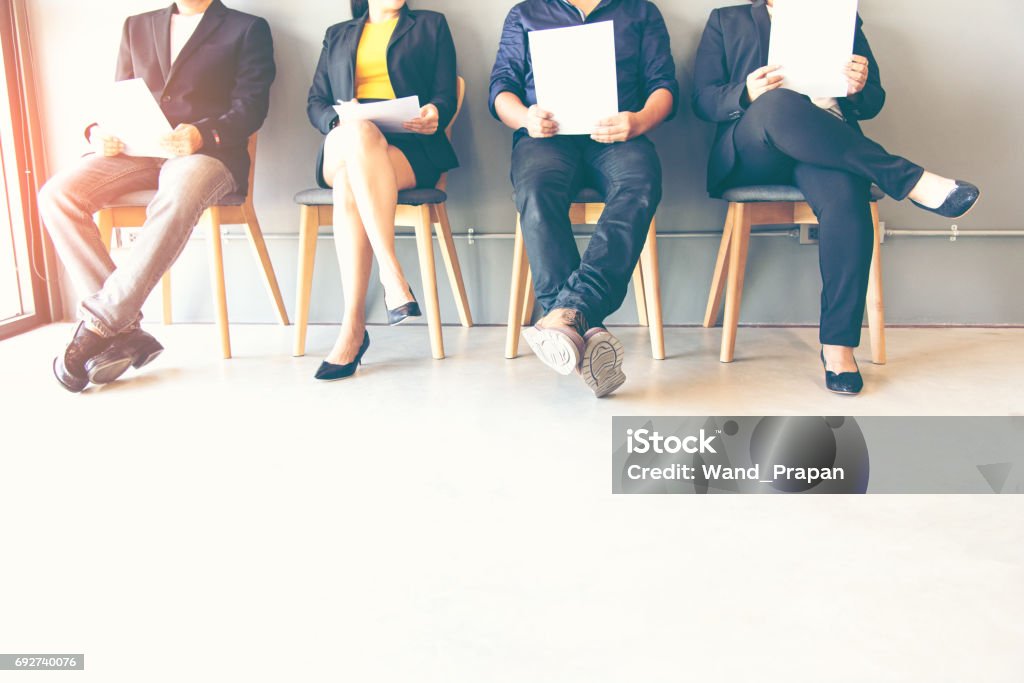 Grupo de personas espera para entrevista de trabajo - Foto de stock de Entrevista de trabajo libre de derechos