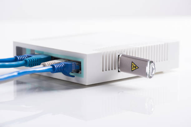 router de internet con cable largo y la impulsión del flash del usb - modem usb cable internet wireless technology fotografías e imágenes de stock