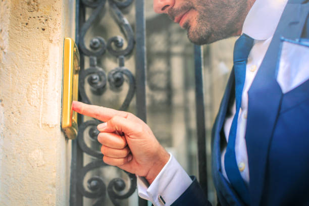 istock Ringing the doorbell 692790684