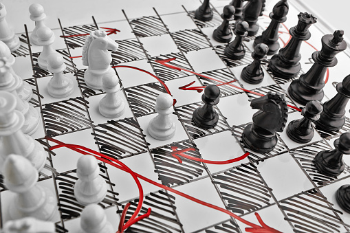 Ajedrez. Tablero blanco con figuras de ajedrez en él. Plan de batalla. photo