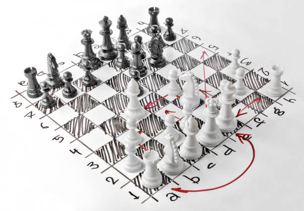 ajedrez. tablero blanco con figuras de ajedrez en él. plan de batalla. - strategy chess conflict chess board fotografías e imágenes de stock