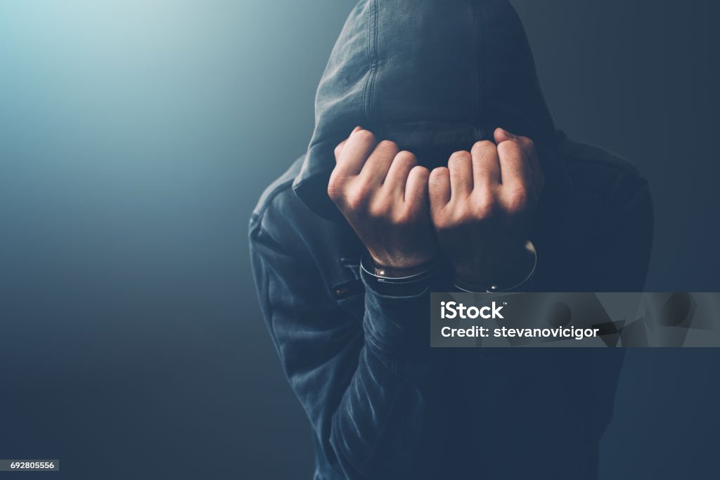 Arrestato hacker informatico e criminale informatico - Foto stock royalty-free di Cappuccio