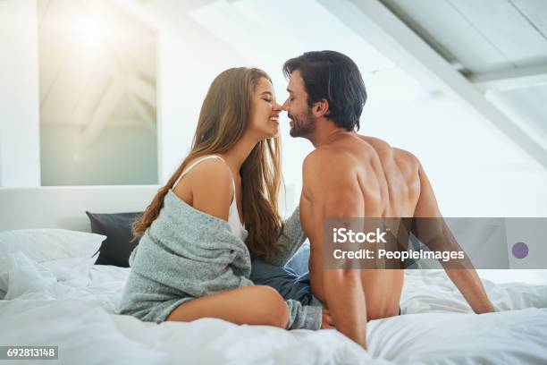 Esa Chispa Antes Del Beso Foto de stock y más banco de imágenes de Parejas - Parejas, Cama, Sin camisa - iStock Esa Chispa Antes Del Beso Foto de stock y más banco de imágenes de Parejas - Parejas, Cama, Sin camisa - iStock