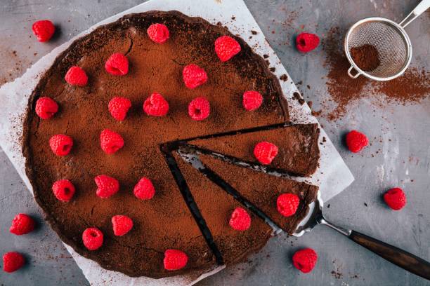 tarte au chocolat avec des framboises - tart photos et images de collection