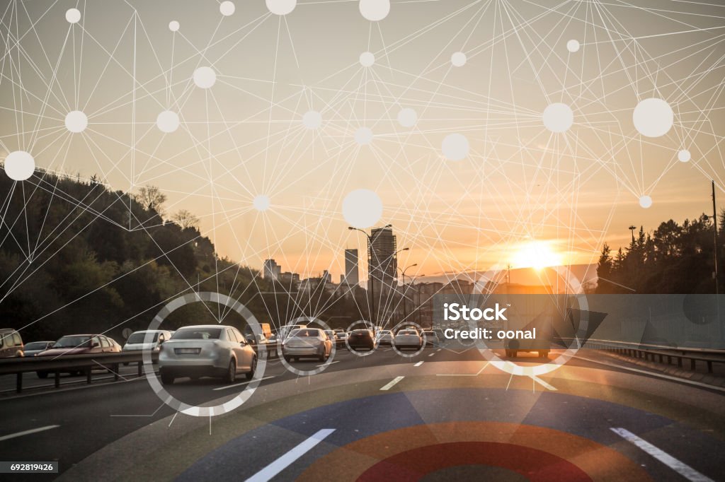 Самостоятельное вождение автономных интеллектуальных автомобилей - Стоковые фото Автомобиль роялти-фри