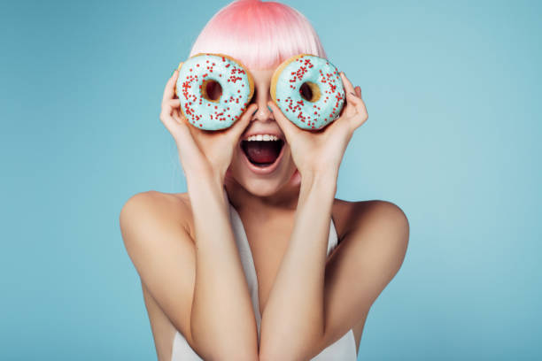 rubia bonita con donuts varios colores - retro look fotografías e imágenes de stock