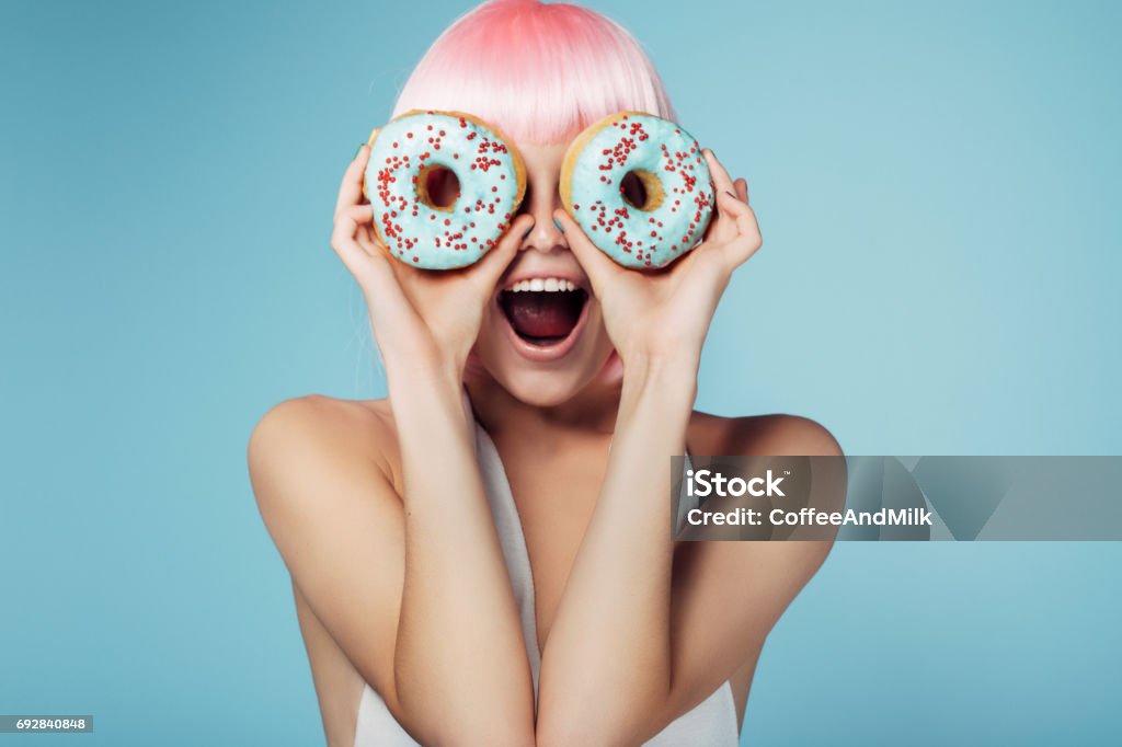 Çok renkli donut ile şirin sarışın - Royalty-free Nükteli Stok görsel