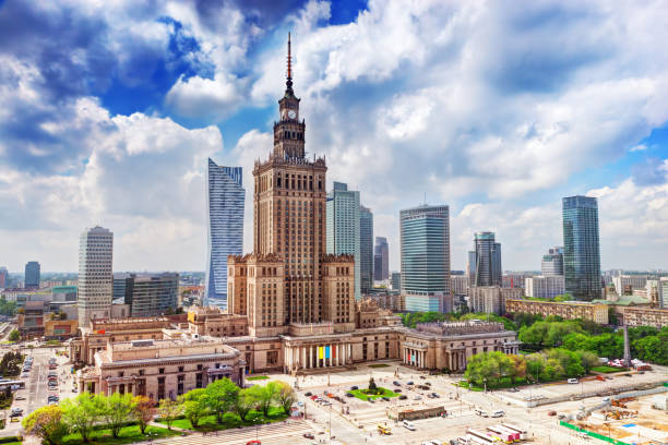 varsovia, polonia. palacio de la cultura y ciencia y rascacielos, el centro de la ciudad. - poland fotografías e imágenes de stock