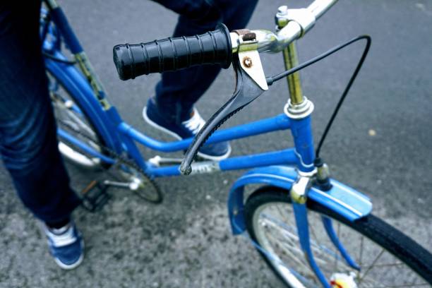 vecchia bici blu - bici diamanta - messa a fuoco sul freno - in posizione erette - fahrad foto e immagini stock