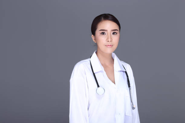 красивая азиатская женщина доктор белая рубашка костюм со стетоскопом на шее - nose job audio стоковые фото и изображения