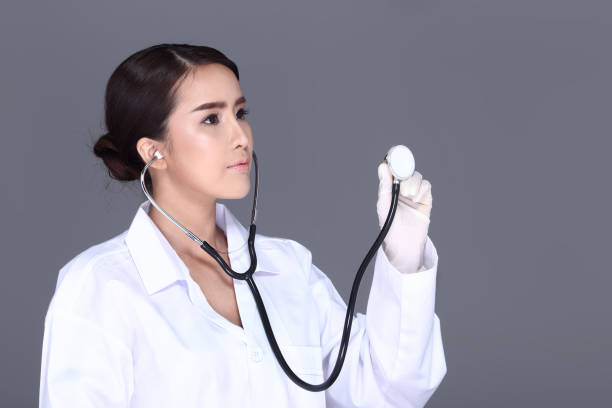 красивая азиатская женщина доктор белая рубашка костюм со стетоскопом в ушах - nose job audio стоковые фото и изображения