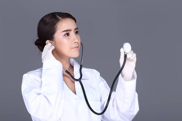 linda camisa de white asian mulher médico atender com estetoscópio nos ouvidos - nose job audio - fotografias e filmes do acervo