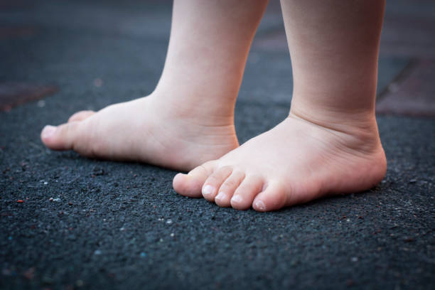 赤ちゃんは、いくつかの小さな第一歩を踏む床の上を歩きます。 - pin up girl ストックフォトと画像
