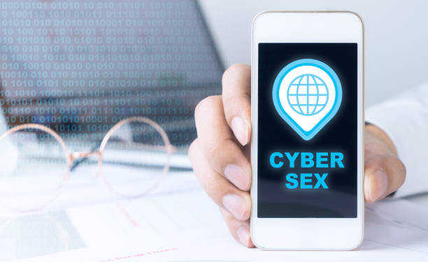 biznesmen trzyma telefon dla ikony cyber seksu - cyberseks zdjęcia i obrazy z banku zdjęć