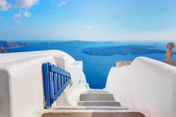 santorini, grekland. öppna blå dörr med utsikt över egeiska havet och calderan. - santorini door sea gate bildbanksfoton och bilder