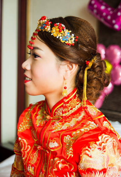 istock Chinese bride in traditional red wedding dress 692873624