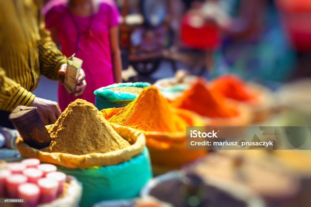 Bunte Gewürze Pulver und Kräuter in traditionellen Straßenmarkt in Delhi. Indien. - Lizenzfrei Indien Stock-Foto