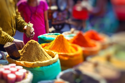 Polvos de colorido de especias y hierbas en el mercado tradicional de la calle en Delhi. India. photo