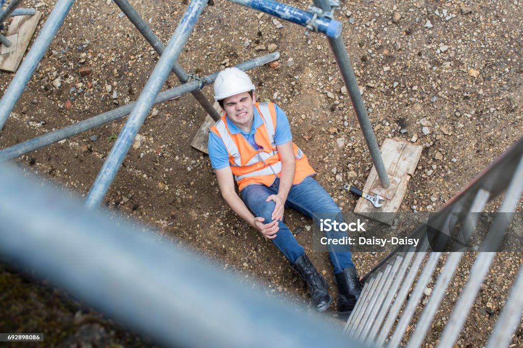Construction Travailleur tomber de échelle et se blesser jambe - Photo de Blessure physique libre de droits