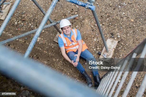 Photo libre de droit de Construction Travailleur Tomber De Échelle Et Se Blesser Jambe banque d'images et plus d'images libres de droit de Blessure physique