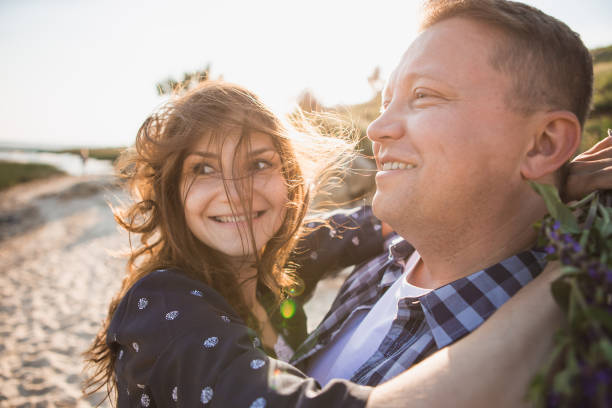 pareja de enamorados es 35-40 años - 35 40 years fotografías e imágenes de stock