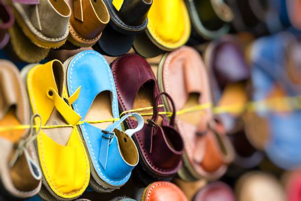 istock Leather shoes in different colors at a flea market 692901122