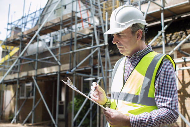 inspector de edificios en proyecto de renovación de la casa - inspector fotografías e imágenes de stock