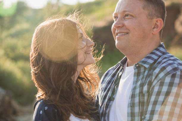 couple in love is 35-40 years old - 35 40 years fotos imagens e fotografias de stock