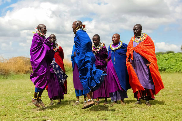 африка: масаи женщины в красочной одежде выполнять ритуальный танец - национальный заповедник масаи стоковые фото и изображения